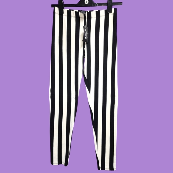 Midnight Hour: Black & White Vertical Striped Leggings - Picture 5 of 11